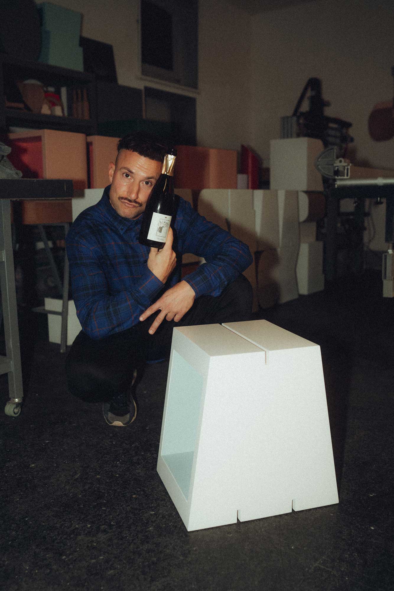 artcanbreakyourheart x Messing Weine Buchstabenhocker mit Weinregal